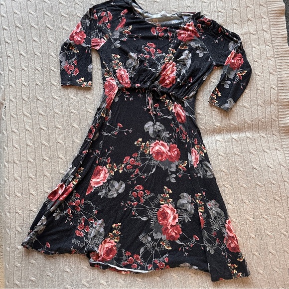 Latched Mama Dresses & Skirts - EUC Latched Mama Quarter Sleeve Nursing Midi Dress, Black Floral, Medium